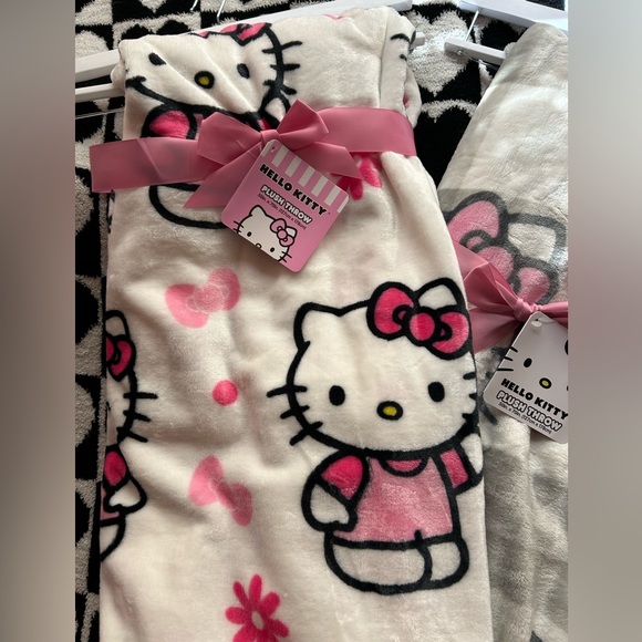 Hello Kitty Blanket Throw - Picture 2 of 4
